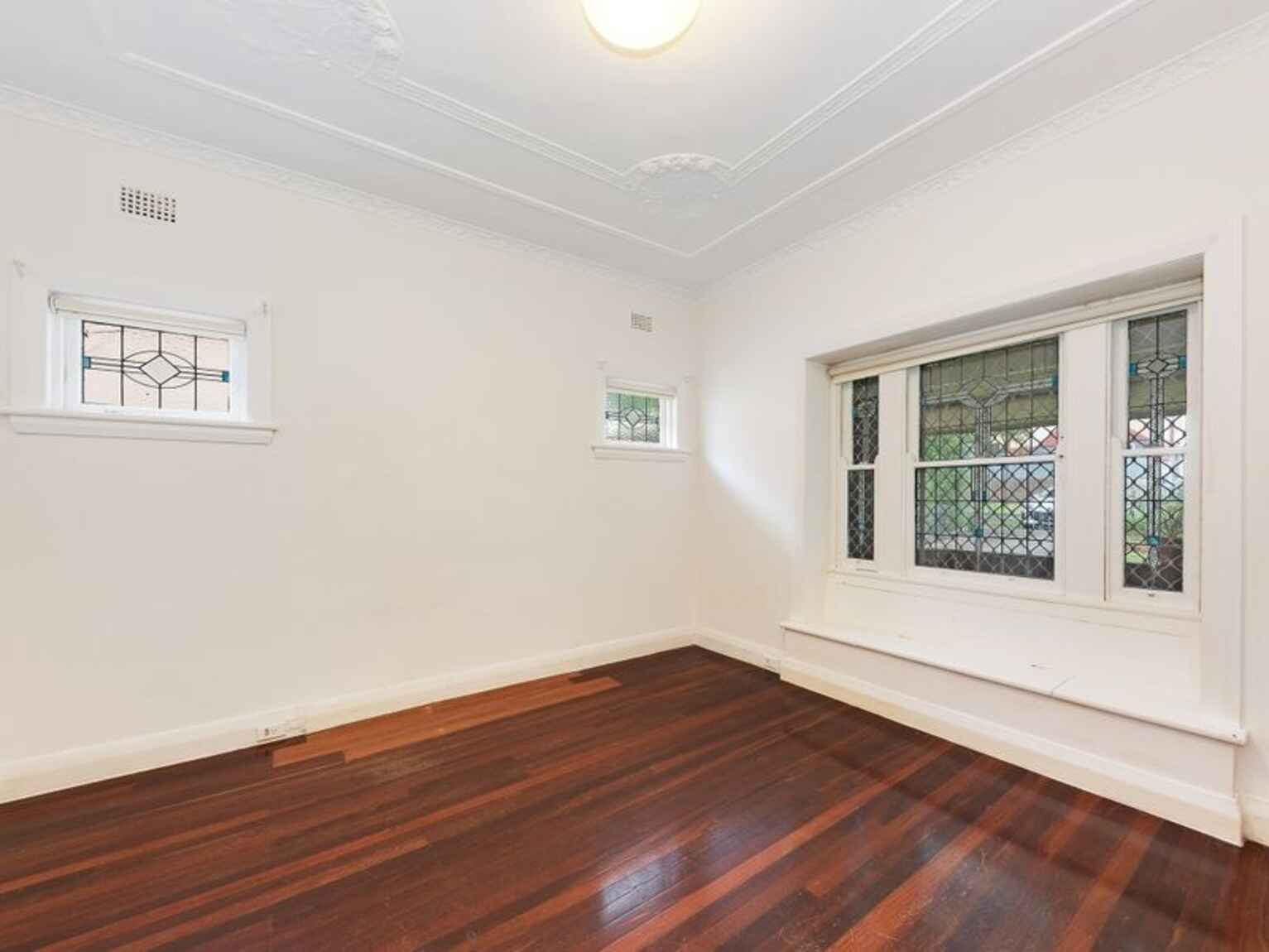 33 Oakville Rd Willoughby