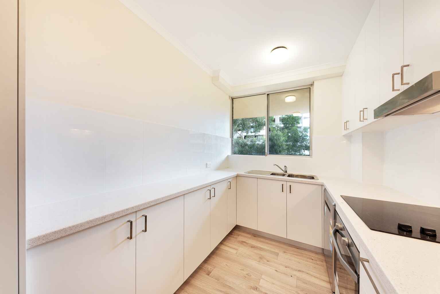35/2 Parkside Ln Chatswood